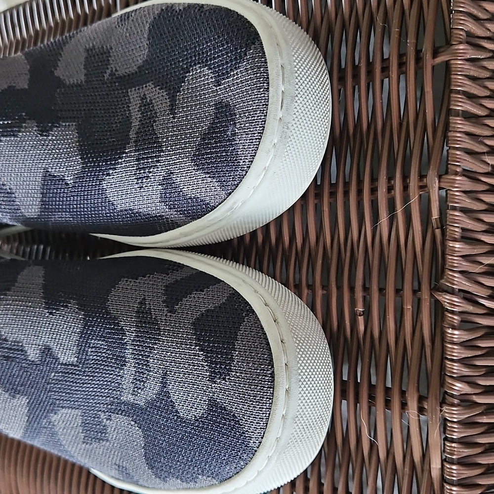 Rothys Original Gray Camo Slip On Sneaker, Size 7.5 - Picture 7 of 11